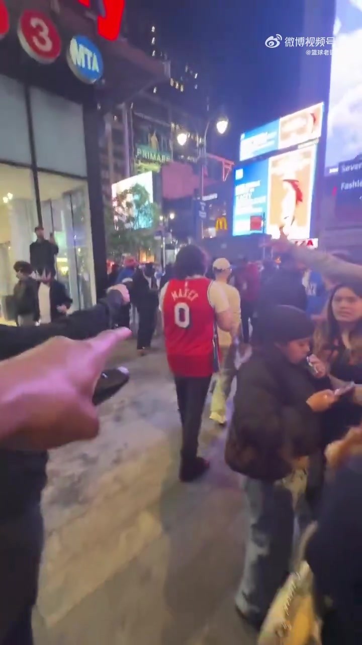 险干架！G1赛后一名身穿76人球衣的球迷被尼克斯球迷骚扰